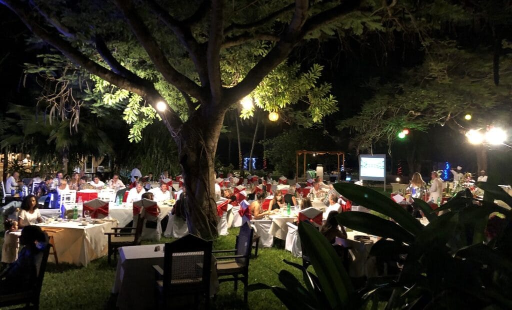 garden serata persone scaled e1763721723617.jpg
